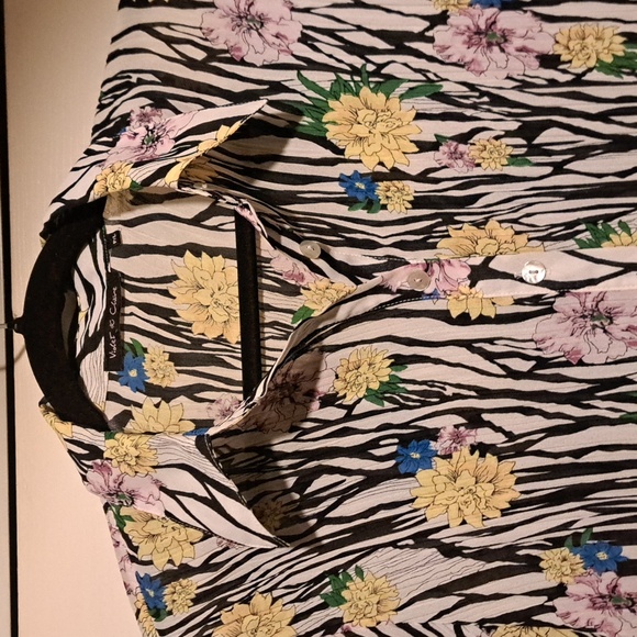 Violet & Claire Black and White Floral Button Down Shirt - Picture 6 of 7